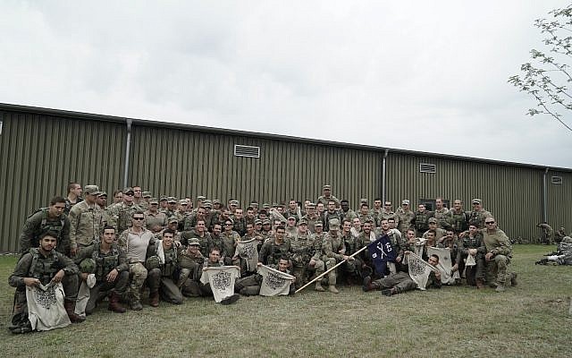 Des parachutistes israéliennes prennent la pose avec des soldats américains lors de l'exercice Swift Response organisé en Europe en juin 2018. (Crédit : Tsahal) Des parachutistes israéliennes prennent la pose avec des soldats américains lors de l'exercice Swift Response organisé en Europe en juin 2018. (Crédit : Tsahal)