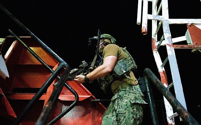 Des forces spéciales israéliennes et américaines simulent la prise d'assaut d'un navire marchant transportant de la contrebande en Mer Méditerranée dans le cadre d'un large exercice naval Nobel Rose en août 2019. (Crédit: Tsahal)