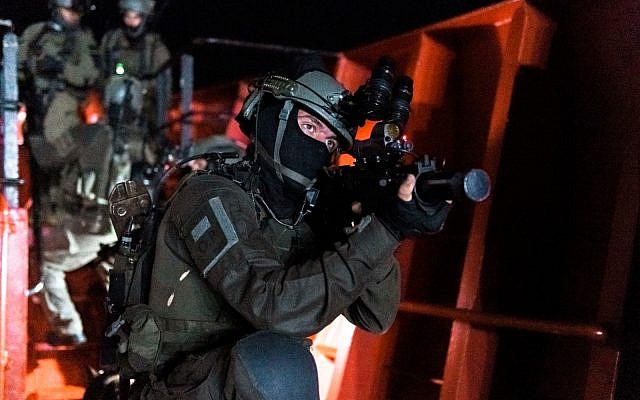 Des forces spéciales israéliennes et américaines simulent la prise d'assaut d'un navire marchant transportant de la contrebande en Mer Méditerranée dans le cadre d'un large exercice naval Nobel Rose en août 2019. (Crédit: Tsahal)