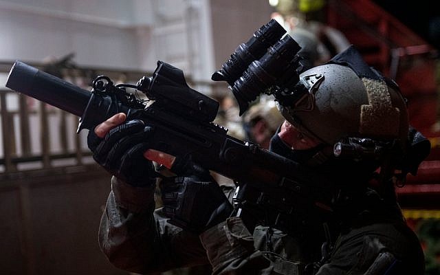 Des forces spéciales israéliennes et américaines simulent la prise d'assaut d'un navire marchant transportant de la contrebande en Mer Méditerranée dans le cadre d'un large exercice naval Nobel Rose en août 2019. (Crédit: Tsahal)
