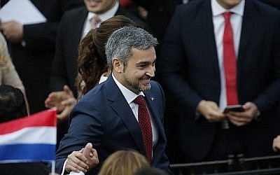 Le président nouvellement élu du Paraguay Mario Abdo Benitez salut la foule lors de son arrivée à la cérémonie d'inauguration au "Palace Lopez" à Asuncion, au Paraguay, le 15 août 2018. (AP Photo/Jorge Saenz) Le président nouvellement élu du Paraguay Mario Abdo Benitez salut la foule lors de son arrivée à la cérémonie d'inauguration au "Palace Lopez" à Asuncion, au Paraguay, le 15 août 2018. (AP Photo/Jorge Saenz)