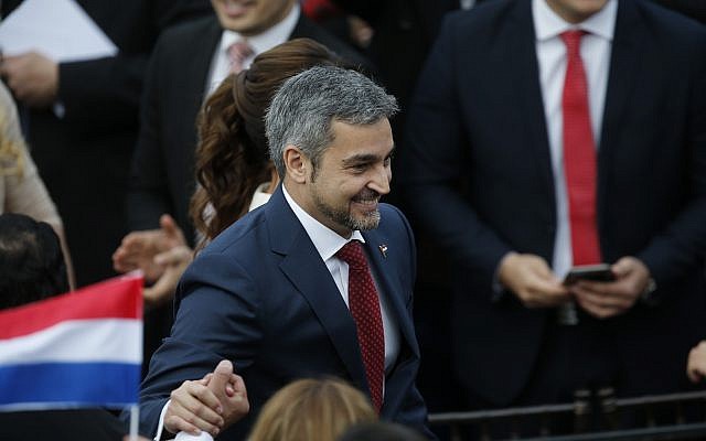 Le président nouvellement élu du Paraguay Mario Abdo Benitez salut la foule lors de son arrivée à la cérémonie d'inauguration au "Palace Lopez" à Asuncion, au Paraguay, le 15 août 2018. (AP Photo/Jorge Saenz) Le président nouvellement élu du Paraguay Mario Abdo Benitez salut la foule lors de son arrivée à la cérémonie d'inauguration au "Palace Lopez" à Asuncion, au Paraguay, le 15 août 2018. (AP Photo/Jorge Saenz)