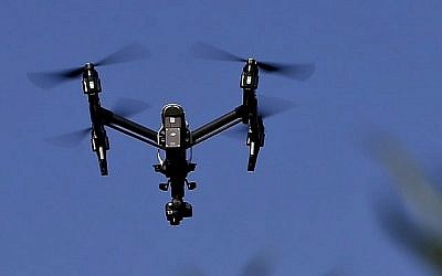 Sur cette photo du 11 juillet 2018, un drone équipé d'une caméra thermique vole au-dessus des plantations du Centre d'éducation environnementale Jennings au département de ressources naturelles de Pennsylvanie, le 11 juillet 2018 à Slippery Rock, en Pennsylvanie. (Crédit : AP/Keith Srakocic, File)