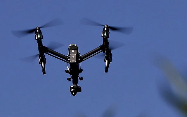 Sur cette photo du 11 juillet 2018, un drone équipé d'une caméra thermique vole au-dessus des plantations du Centre d'éducation environnementale Jennings au département de ressources naturelles de Pennsylvanie, le 11 juillet 2018 à Slippery Rock, en Pennsylvanie. (Crédit : AP/Keith Srakocic, File) Sur cette photo du 11 juillet 2018, un drone équipé d'une caméra thermique vole au-dessus des plantations du Centre d'éducation environnementale Jennings au département de ressources naturelles de Pennsylvanie, le 11 juillet 2018 à Slippery Rock, en Pennsylvanie. (Crédit : AP/Keith Srakocic, File)