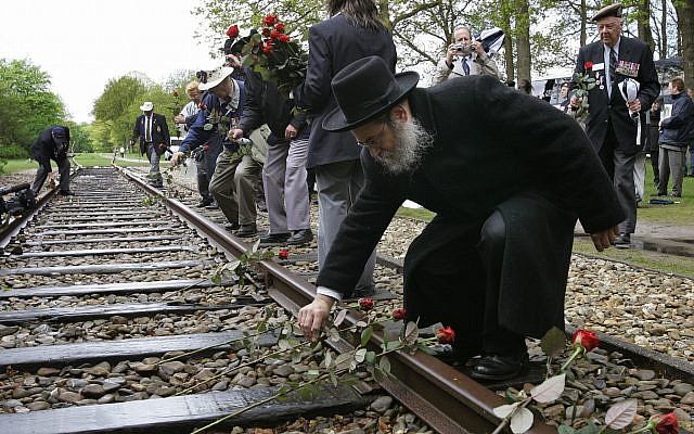 Dans cette photo du 9 mai 2015, un homme pose une rose sur un rail de chemin de fer à l'ancien camp de concentration de Westerbork, aux Pays-Bas, se souvenant que 100 000 Juifs ont été transportés depuis Westerbork vers un camp de la mort nazi. (AP Photo/Peter Dejong) Dans cette photo du 9 mai 2015, un homme pose une rose sur un rail de chemin de fer à l'ancien camp de concentration de Westerbork, aux Pays-Bas, se souvenant que 100 000 Juifs ont été transportés depuis Westerbork vers un camp de la mort nazi. (AP Photo/Peter Dejong)