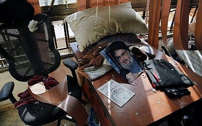 Une image du chef du Hezbollah Sayyed Hassan Nasrallah se trouve parmi les dégâts à l'intérieur du bureau médiatique du groupe libanais du Hezbollah dans une banlieue de Beyrouth, au Liban, le 25 août 2019. (AP/Bilal Hussein)