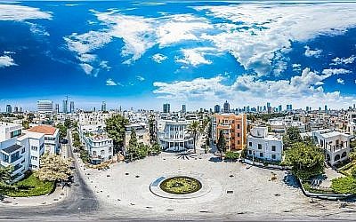 Une photographie de Barak Brinker montre la beauté Bauhaus de Tel Aviv depuis la place Bialik (Crédit : Barak Brinker)