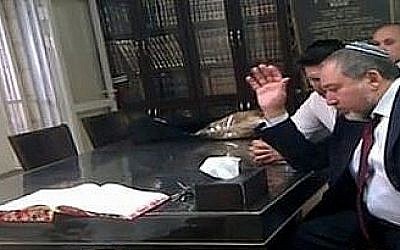 Avigdor Liberman rencontre le rabbin Shmuel Auerbach à Jérusalem en 2013. 
(Capture d'écran : Douzième chaîne)