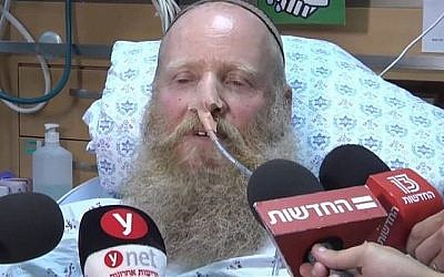 Le rabbin Eitan Shnerb s'exprime aux journalistes sur son lit d'hôpital après avoir été blessé dans une attaque terroriste qui a tué sa fille Rina et blessé son fils Dvir, le 23 août 2019. (Capture d'écran : Ynet) Le rabbin Eitan Shnerb s'exprime aux journalistes sur son lit d'hôpital après avoir été blessé dans une attaque terroriste qui a tué sa fille Rina et blessé son fils Dvir, le 23 août 2019. (Capture d'écran : Ynet)