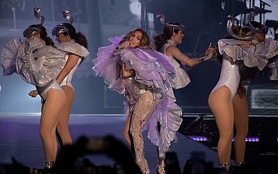 Jennifer Lopez dansé, brillé et charmé une foule de 60 000 personnes à son concert tant attendu jeudi soir, le 1 août 2019 à Tel Aviv. (Crédit: Erez Ozir)