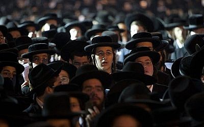 Des milliers de haredim organisent un rassemblement de prière sur la place Shabbat à Jérusalem pour s'opposer au projet du gouvernement de lancer la conscription des étudiants de yeshiva pour leur service militaire et national, le 25 Juin, 2012. (Yonatan Sindel/Flash90)