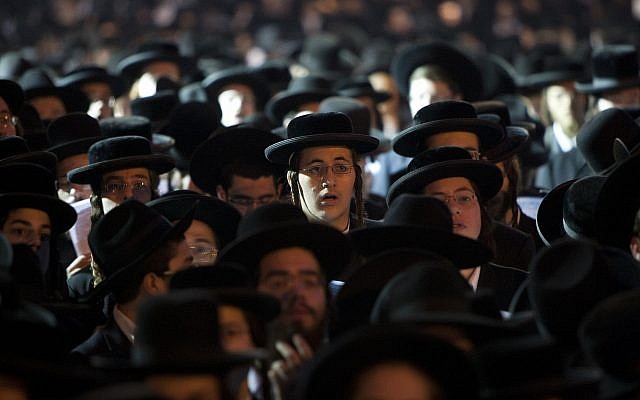 Des milliers de haredim organisent un rassemblement de prière sur la place Shabbat à Jérusalem pour s'opposer au projet du gouvernement de lancer la conscription des étudiants de yeshiva pour leur service militaire et national, le 25 Juin, 2012. (Yonatan Sindel/Flash90) Des milliers de haredim organisent un rassemblement de prière sur la place Shabbat à Jérusalem pour s'opposer au projet du gouvernement de lancer la conscription des étudiants de yeshiva pour leur service militaire et national, le 25 Juin, 2012. (Yonatan Sindel/Flash90)