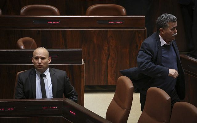 Amir Peretz (droite) passe à côté de Naftali Bennett lors d'une sessions plénière de la Knesset le 21 janvier 2015. (Hadas Parush/Flash90) Amir Peretz (droite) passe à côté de Naftali Bennett lors d'une sessions plénière de la Knesset le 21 janvier 2015. (Hadas Parush/Flash90)
