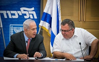 Le Premier ministre Benjamin Netanyahu et le député du Likud David Bitan (à droite) lors d'une réunion du parti du Likud à la Knesset, le 12 juin 2017. (Yonatan Sindel/Flash90) Le Premier ministre Benjamin Netanyahu et le député du Likud David Bitan (à droite) lors d'une réunion du parti du Likud à la Knesset, le 12 juin 2017. (Yonatan Sindel/Flash90)