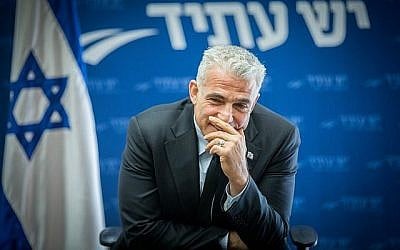Yair Lapid, le chef du parti Yesh Atid, lors d'une réunion du parti à la Knesset, le 11 décembre 2017. (Yonatan Sindel/Flash90) Yair Lapid, le chef du parti Yesh Atid, lors d'une réunion du parti à la Knesset, le 11 décembre 2017. (Yonatan Sindel/Flash90)