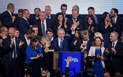 Le Premier ministre Benjamin Netanyahu, entouré par des politiciens du Likud et sa femme Sara, s'adresse à ses partisans alors que les résultats des élections israéliennes sont annoncés, au quartier général du parti à Tel Aviv, tôt le 10 avril 2019. (Yonatan Sindel/FLASH90)