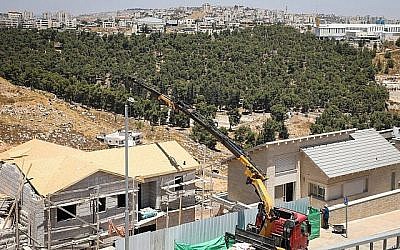 Un chantier de construction dans le quartier de Dagan de l'implantation d'efram, en Cisjordanie le 22 juillet 2019. (Gershon Elinson/Flash90)