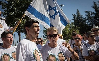 Leah Goldin, à droite, et son mari Simcha Goldin et d'autres membres de la famille et soutiens se rassemblent à proximité de la cérémonie mémorielle d'état pour l'Opération Bordure protectrice sur le mont Herzl le 23 juillet 2019. (Noam Revkin Fenton/Flash90)