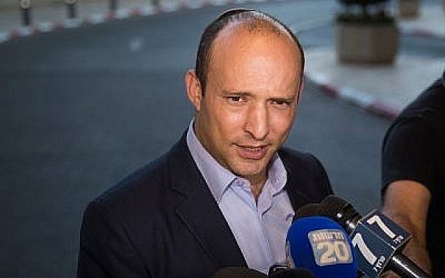 Naftali Bennett, du parti HaYamin HaHadash, arrive à une réunion avec le chef de l'Union des partis de droite, Rafi Peretz, après avoir annoncé leur alliance électoral à l'hôtel Ramada de Jérusalem, le 28 juillet 2019. (Yonatan Sindel/Flash90) Naftali Bennett, du parti HaYamin HaHadash, arrive à une réunion avec le chef de l'Union des partis de droite, Rafi Peretz, après avoir annoncé leur alliance électoral à l'hôtel Ramada de Jérusalem, le 28 juillet 2019. (Yonatan Sindel/Flash90)