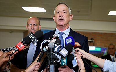 Le chef du parti Kakhol lavan Benny Gantz parle à des journalistes à la Knesset alors que son parti dépose sa liste électorale à la Commission centrale électorale, le 1 août 2019. (Flash90)