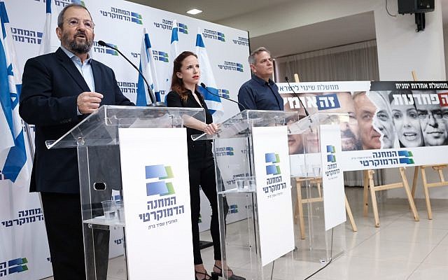 Ehud Barak, un politicien du Camp démocratique, s'exprime lors d'une conférence de presse pour lancer la campagne électorale à Tel Aviv, el 12 août 2019. (Tomer Neuberg/Flash90) Ehud Barak, un politicien du Camp démocratique, s'exprime lors d'une conférence de presse pour lancer la campagne électorale à Tel Aviv, el 12 août 2019. (Tomer Neuberg/Flash90)