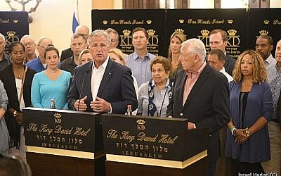Steny Hoyer, le chef de la majorité de la Chambre des Représentants, à droite, et le chef républicain Kevin McCarthy avec une délégation de membre de la Chambre des Représentants des Etats-Unis en visite à Jérusalem, le 11 août 2019. (Crédit : Hadari Photographie)
