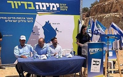 La présidente de Yamina Ayelet Shaked (droite) introduit le plan de logement de son parti dans l'implantation d'eta Afraim le 21 août 2019. (Jacob Magid/Times of Israël) La présidente de Yamina Ayelet Shaked (droite) introduit le plan de logement de son parti dans l'implantation d'eta Afraim le 21 août 2019. (Jacob Magid/Times of Israël)