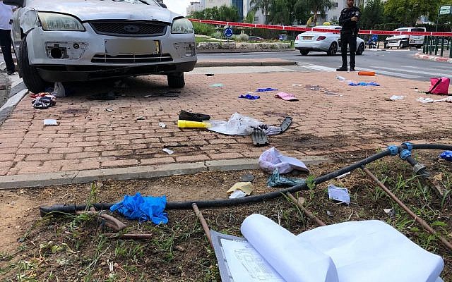 La scène où un conducteur ivre a fauché une famille à Kiryat Gat, le 3 août 2019. (Crédit: Police israélienne) La scène où un conducteur ivre a fauché une famille à Kiryat Gat, le 3 août 2019. (Crédit: Police israélienne)