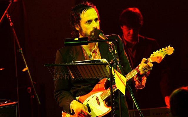 David Berman lors d'une représentation avec Silver jews en 2006. (Yani Yordanova/Redferns/Getty Images via JTA) David Berman lors d'une représentation avec Silver jews en 2006. (Yani Yordanova/Redferns/Getty Images via JTA)