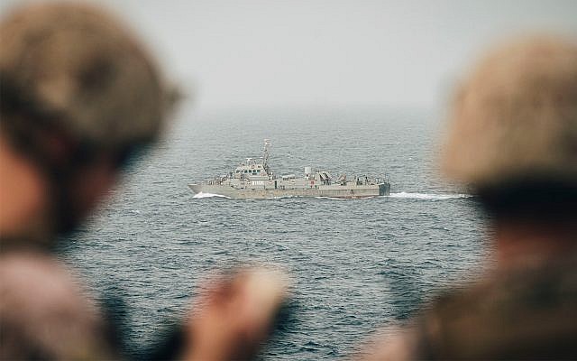 Des marines américains surveillent un navire iranien depuis l'USS USS John P. Murtha dans le Détroit d'Ormuz, le 12 août 2019. (US Marine Corps photo par Staff Sgt. Donald Holbert/Publié) Des marines américains surveillent un navire iranien depuis l'USS USS John P. Murtha dans le Détroit d'Ormuz, le 12 août 2019. (US Marine Corps photo par Staff Sgt. Donald Holbert/Publié)