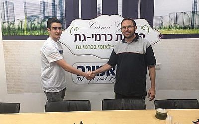 Yair Hoffman, le jeune prodige israélien es échecs, à gauche, et le sponsor ISraèel Zeira. (Crédit: Be'Emunah via JTA)