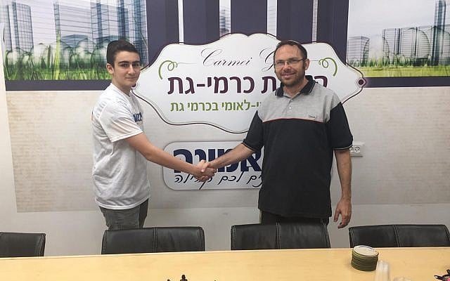 Yair Hoffman, le jeune prodige israélien es échecs, à gauche, et le sponsor ISraèel Zeira. (Crédit: Be'Emunah via JTA) Yair Hoffman, le jeune prodige israélien es échecs, à gauche, et le sponsor ISraèel Zeira. (Crédit: Be'Emunah via JTA)