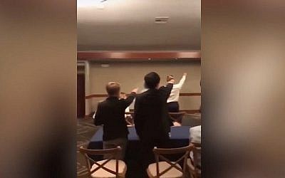 Des members d'une équipe de waterpolo au lycée Pacifica à gredin Grove, en Californie, font le salut nazi. (Capture d'écran Instagram /Daily Beast)