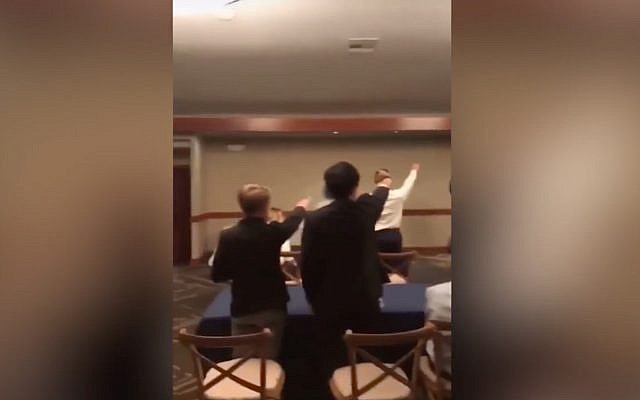 Des members d'une équipe de waterpolo au lycée Pacifica à gredin Grove, en Californie, font le salut nazi. (Capture d'écran Instagram /Daily Beast) Des members d'une équipe de waterpolo au lycée Pacifica à gredin Grove, en Californie, font le salut nazi. (Capture d'écran Instagram /Daily Beast)
