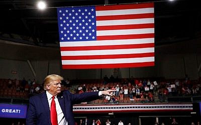 Le président américain Donald Trump réagit à la fin de son discours lors d'un meeting de campagne, le 15 août 2019, à Manchester, New Hampshire. (AP Photo/Patrick Semansky) Le président américain Donald Trump réagit à la fin de son discours lors d'un meeting de campagne, le 15 août 2019, à Manchester, New Hampshire. (AP Photo/Patrick Semansky)
