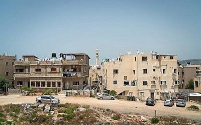 Des maisons dans la ville du nord de Jisr az-Zarka, le 16 mai 2018. (Luke Tress/Times of Israel)