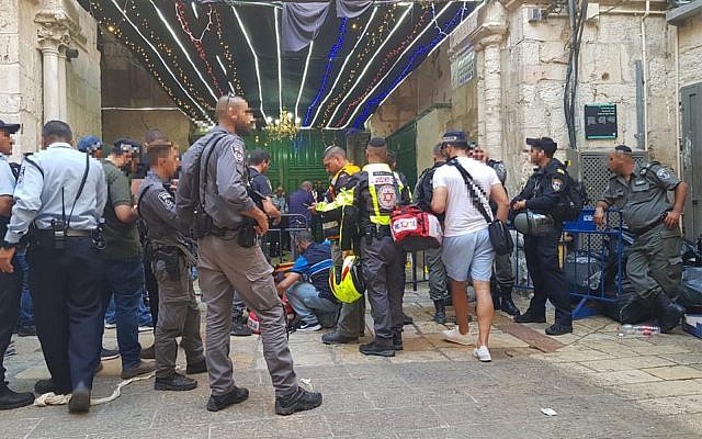 Les conséquences d'une attaque au couteau dans la Vieille Ville de Jérusalem, le 15 août 2019. (Magen David Adom) Les conséquences d'une attaque au couteau dans la Vieille Ville de Jérusalem, le 15 août 2019. (Magen David Adom)