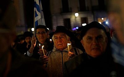 Des juifs espagnols célèbrent Hanouccah
à Madrid, le 10 décembre 2015. (AP Photo/Francisco Seco)