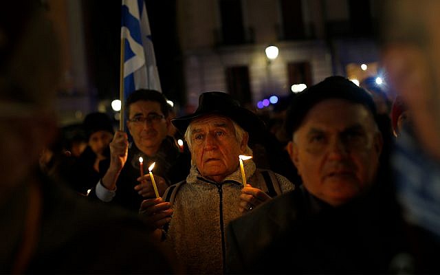 Des juifs espagnols célèbrent Hanouccah
à Madrid, le 10 décembre 2015. (AP Photo/Francisco Seco) Des juifs espagnols célèbrent Hanouccah
à Madrid, le 10 décembre 2015. (AP Photo/Francisco Seco)