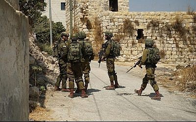 Des soldats israéliens opèrent en Cisjordanie le 23 août 2019, après l'attaque terroriste mortelle à proximité de l'implantation de Dolev. (Armée israélienne)