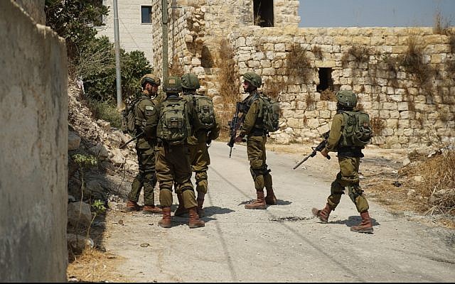 Des soldats israéliens opèrent en Cisjordanie le 23 août 2019, après l'attaque terroriste mortelle à proximité de l'implantation de Dolev. (Armée israélienne) Des soldats israéliens opèrent en Cisjordanie le 23 août 2019, après l'attaque terroriste mortelle à proximité de l'implantation de Dolev. (Armée israélienne)
