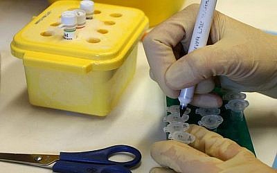 Photo d'un chercheur sur le cancer dans un laboratoire du centre médical Hadassah à Jérusalem. (Keren Freeman/Flash90)