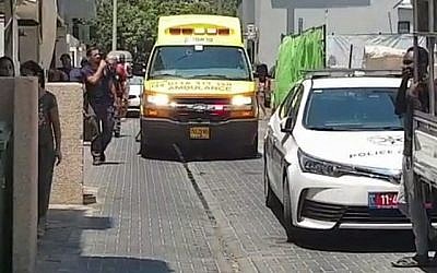 La scène de l'attaque au couteau à proximité de l'auberge de jeunesse LGBT Beit Dror à Tel Aviv le 26 juillet 2019.
(Capture. d'écran : Treizième chaîne)