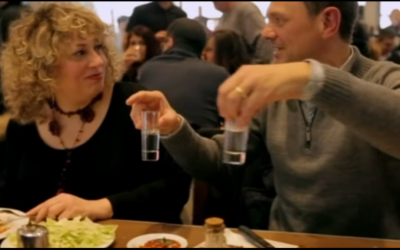 Fred Chesneau dans le reportage tourné à Sarcelles de sa série "Les Paris du Globe-Cooker". (Crédit : capture d'écran YouTube)