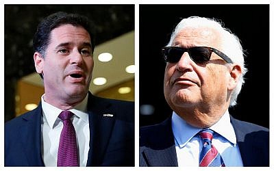 À gauche, l'ambassadeur israélien aux États-Unis (Crédit : AP/Carolyn Kaster) ; à droite, l'ambassadeur américain en Israël, David Friedman (Crédit : AP/Ariel Schalit).