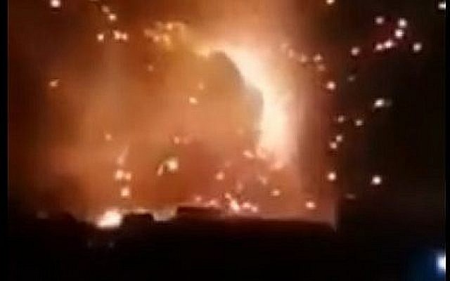 Extrait d'une vidéo montrant une frappe israélienne contre les forces soutenues par l'Iran en Syrie, le 24 août 2019 (Capture d'écran : Twitter) Extrait d'une vidéo montrant une frappe israélienne contre les forces soutenues par l'Iran en Syrie, le 24 août 2019 (Capture d'écran : Twitter)