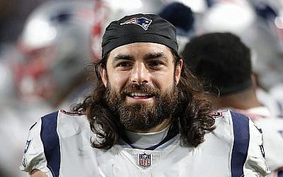 Le joueur des New England Patriots Nate Ebner sourit lors d'un match contre les Buffalo Bills à Buffalo, le 29 octobre 2018. (Crédit : Tom Szczerbowski/Getty Images/via JTA)