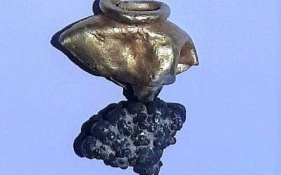 Une boucle d'oreille retrouvée lors de fouilles au mont Sion présentée comme une preuve de la conquête babylonienne de la ville en 586 avant l'ère commune (Mount Zion Archaeological Expedition)
