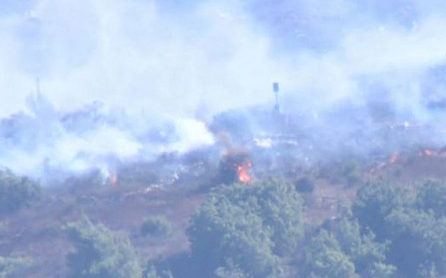 Des hommes du Hezbollah allument des incendies à proximité de la frontière entre Israël et le Liban, le 16 août 2019 (Capture d'écran/Douzième chaîne)