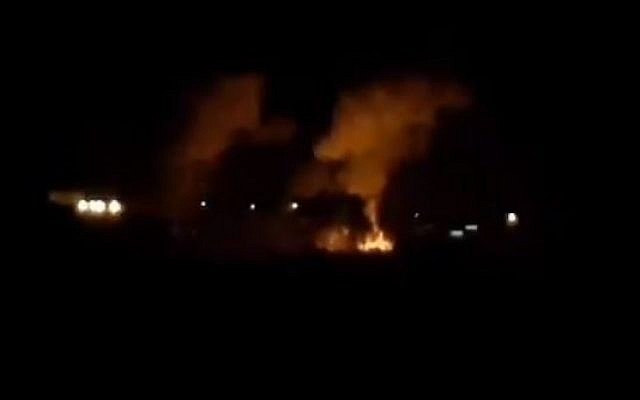 Des explosions dans la bande de Gaza lundi 26 août 2019, après des frappes israéliennes en riposte à trois lancers de roquettes tirées sur Israël. (Crédit : capture d'écran/Twitter)